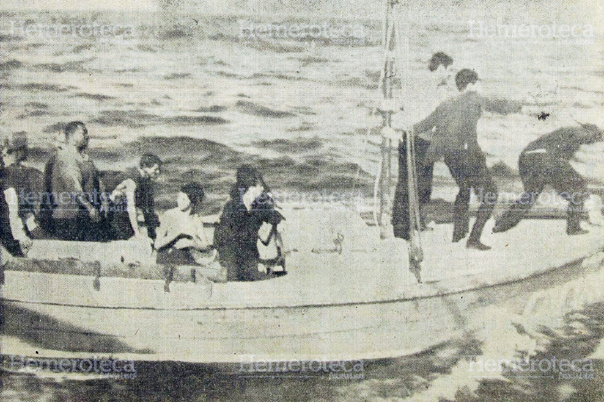 Momento en que el barco guatemalteco restaca al grupo de cubanos. (Foto: Hemeroteca PL)