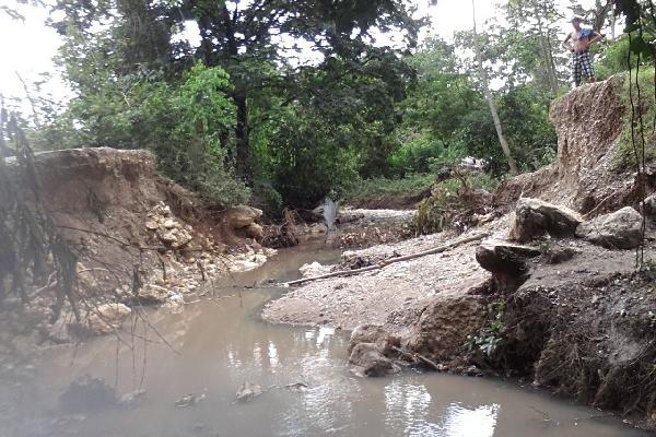 Puente de madera fue  arrastrado por el río Caribe Salinas, en Sayaxché, Petén.