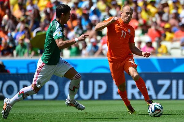 Héctor Moreno marca a Arjen Robben en el duelo de México contra Holanda. (Foto Prensa Libre: AFP)