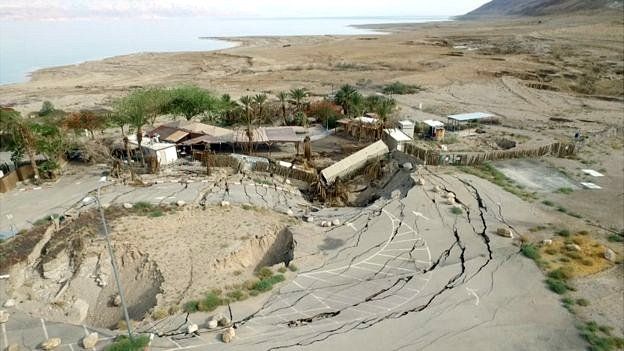 Algunos de los socavones han llegado a destrozar importantes carreteras en los países que lindan con el Mar Muerto.