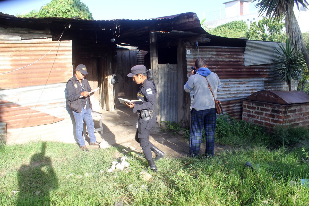 Agentes de la PNC resguardan una vivienda donde ocurrió un ataque armado, en Jalapa. (Foto Prensa Libre: Hugo Oliva)