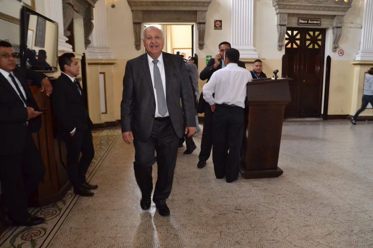 Ministro de Comunicaciones Aldo García en el Congreso por cita para interpelación. (Foto Prensa Libre: José Castro)