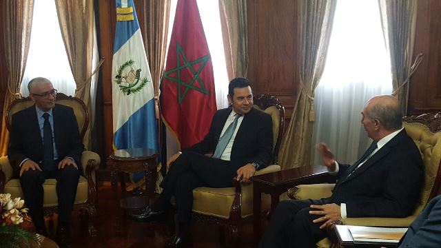 El presidente de la Cámara de Representantes del Reino de Marruecos -a la izquierda-, Rachid Talbi El Alami, conversa con el mandatario, Jimmy Morales, y el presidente del Congreso, Mario Taracena. (Foto Prensa Libre: Esbin García)