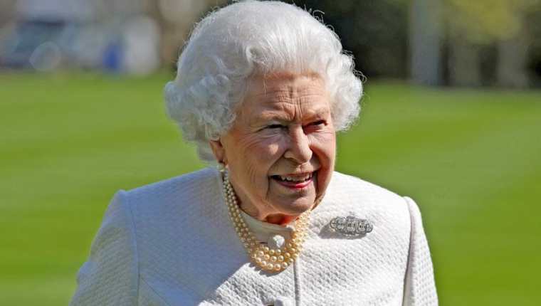 La reina Isabel II ha reinado por más de 65 años el Reino Unido y la Mancomunidad de Naciones. La monarca se ha convertido un ícono y ha sido inspiración para muchas series y películas. (Foto Prensa Libre: AFP).