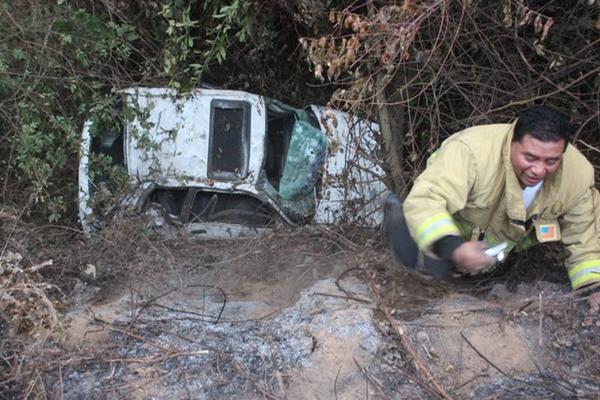 Edwin Roblero De León, de 38 años, y Elizabeth Medrano Esquivel, de 36 años resultaron con golpes  al perder el control del automóvil en que se transportaron y cayeron a un barranco de 100 metros de profundidad en la madrugada de este sábado.