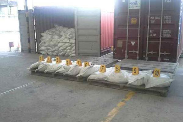 Unos 25 mil kilos que metilamina, fueron decomisados en un contenedor proveniente de China. (Foto Prensa Libre: Mingob)