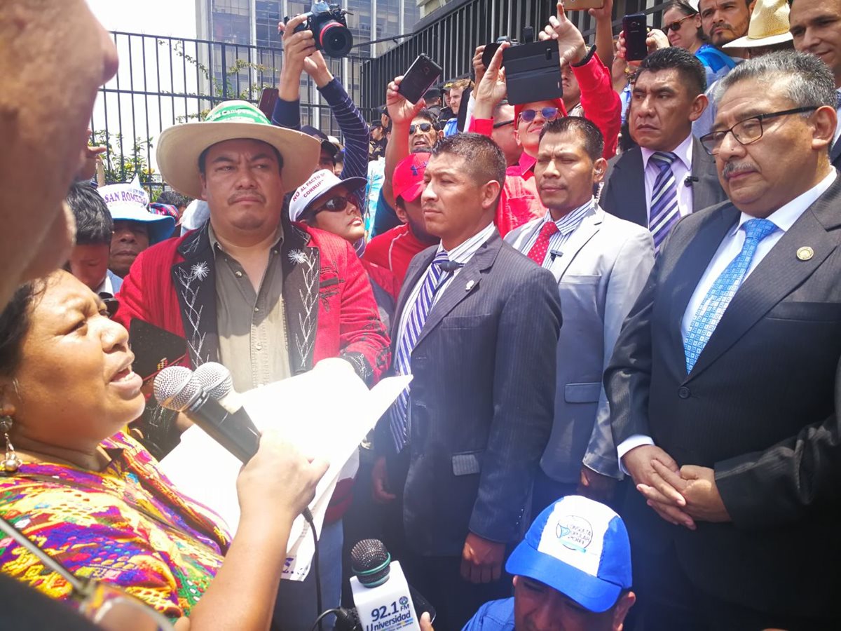 Autoridades indígenas pidieron a los comisionados que no elijan candidatos vinculados con grupos de mafias y corrupción en el Estado. (Foto Prensa Libre: Estuardo Paredes)