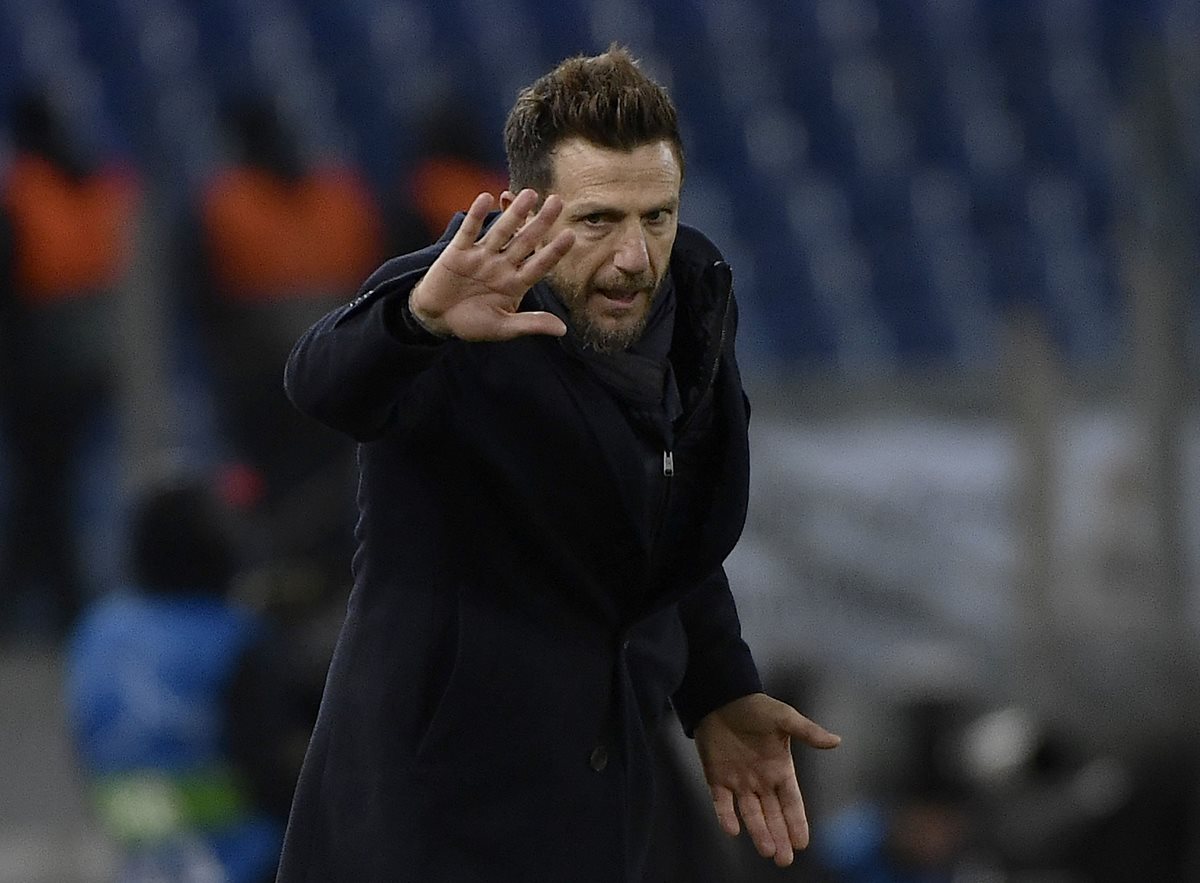 Eusebio Di Francesco, técnico de la Roma, da instrucciones. (Foto Prensa Libre: AFP).