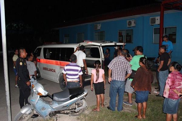 Curiosos observan el cadáver de una persona que murió luego de ser atacada a balazos. (Foto Prensa Libre: Archivo).
