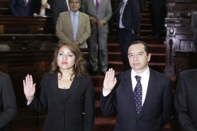 Lucrecia Samayoa y Juan Carlos Bautista son juramentados como diputados al Congreso. (Foto Prensa Libre: Edwin Bercián)