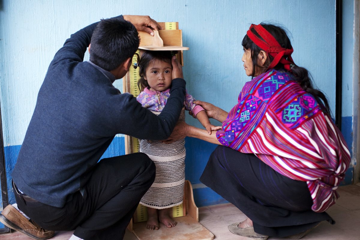 Personal de salud talla a una niña de San Juan Atitán, Huehuetenango. (Foto Prensa Libre: Hemeroteca PL)