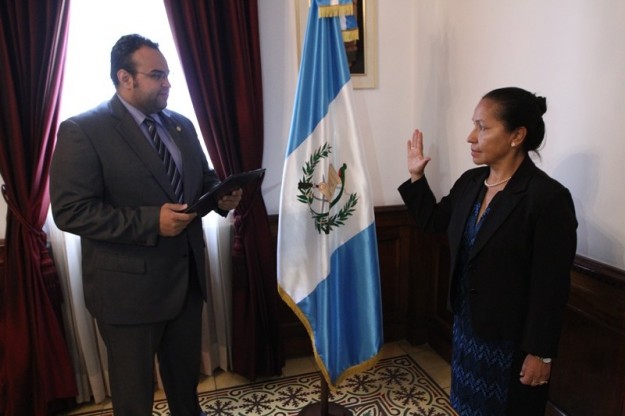 Lucía Armas es juramentada como nueva viceministra. (Foto Prensa Libre: Ministerio de Cultura)