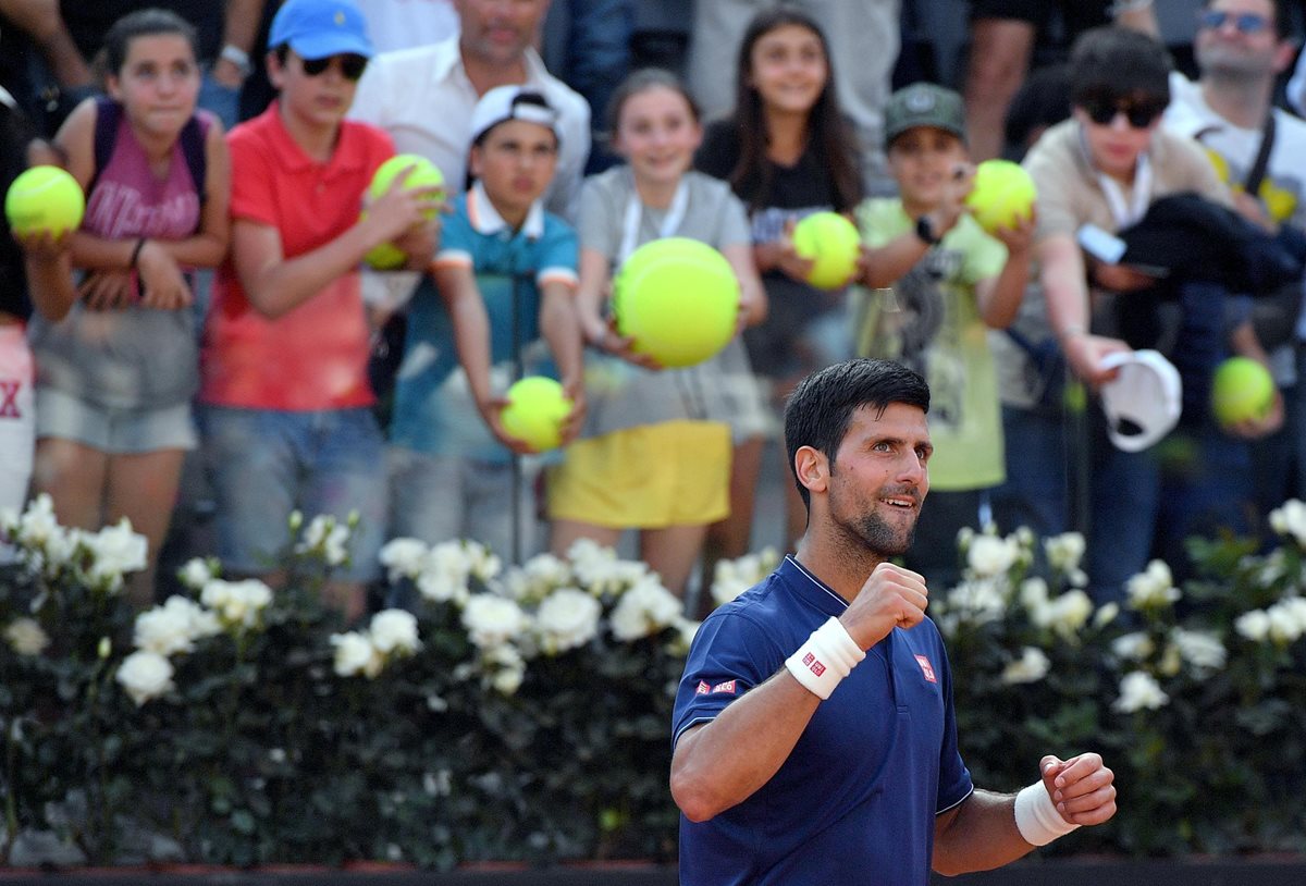 Así festejó Novak Djokovic después del triunfo de este jueves. (Foto Prensa Libre: EFE)