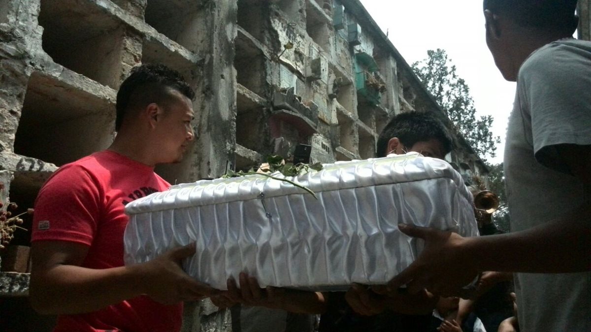 Familiares y vecinos sepultan los restos de Maycol en el Cementerio General, en la zona 3. (Foto Prensa Libre: Estuardo Paredes)