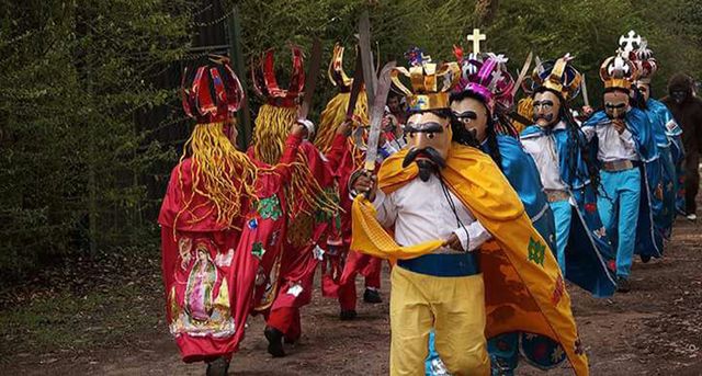 Hasta 30 bailarines participan en la danza, entre Moros y Cristianos y otros personajes. (Fotos: Coordinación del baile de Moros y Cristianos de la iglesia Las Charcas).