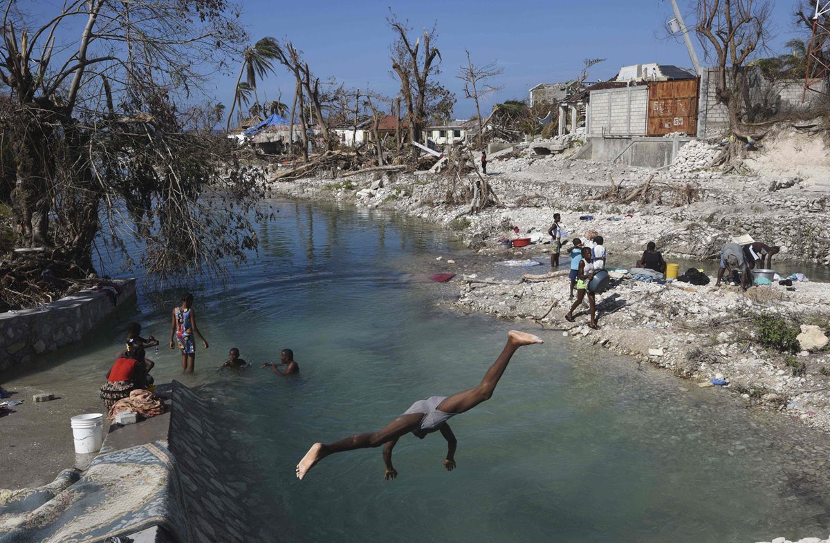 A pesar de la tragedia, los haitianos intentan normalizar su vida. (Foto Prensa Libre: AFP).