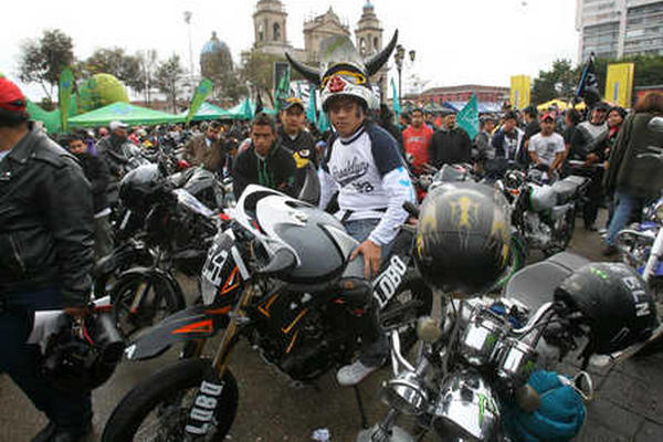 Cientos de personas participan en la peregrinación. (Foto Prensa Libre: Archivo)