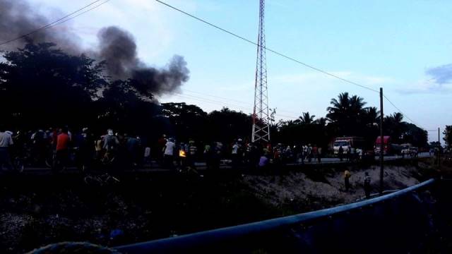 La quema del vehículo provocó larga columnas de humo. (Foto Prensa Libre: Eduardo Sam)