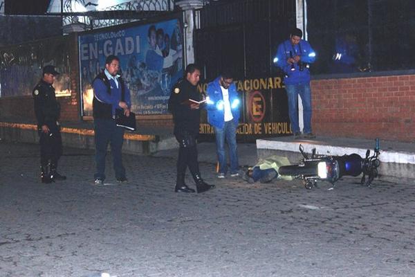 Fiscales del Ministerio Público examinan escena del crimen en la zona 2 de Chimaltenango. (Foto Prensa Libre: Víctor Chamalé)<br _mce_bogus="1"/>