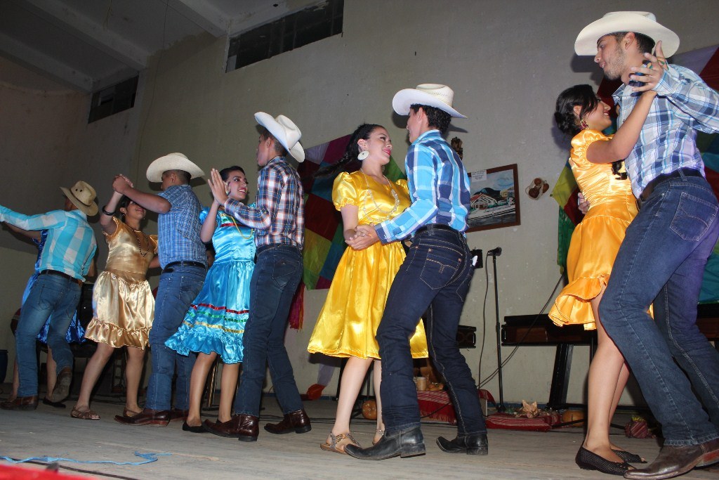 Jóvenes presentan un baile tradicional de Jutiapa. (Foto Prensa Libre ).