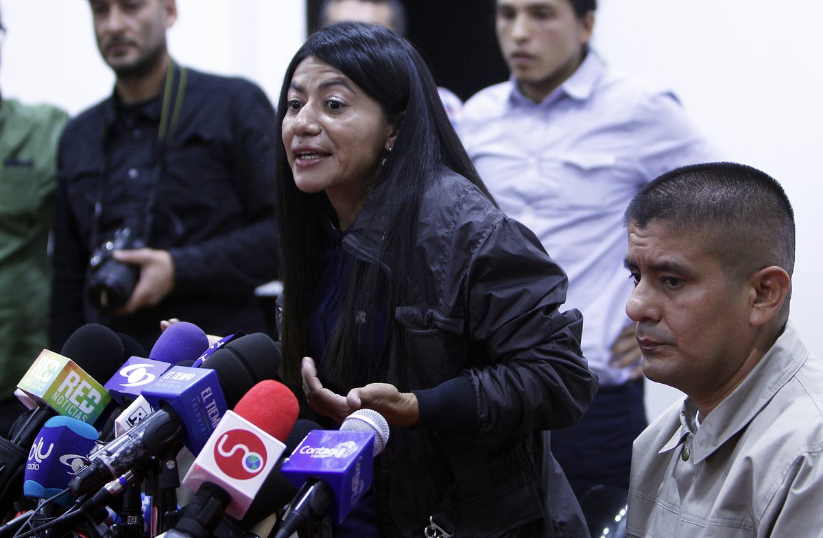 Los guerrilleros indultados Sandra Patricia Isaza (i), y Carlos Antonio Ochoa (d), hablan en una rueda de prensa. (Foto Prensa Libre: EFE).