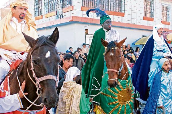 Los Reyes Magos de Salcajá recorren las calles a caballo.