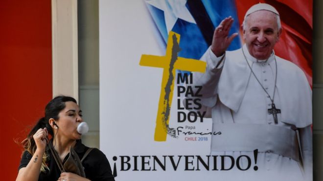 El Papa llegó este lunes a Santiago y el jueves va a Perú. AFP