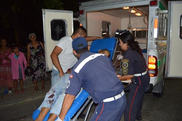 Bomberos ingresan a la víctima al hospital de Zacapa. (Foto Prensa Libre: Víctor Gómez)<br _mce_bogus="1"/>