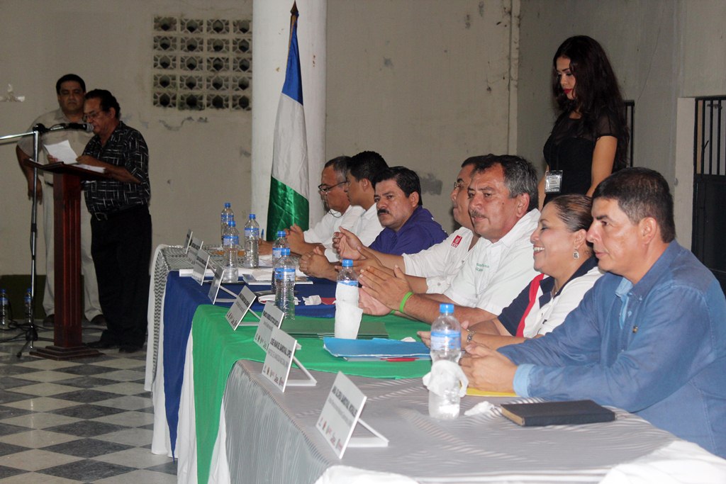 Candidatos a alcalde de Morales, Izabal, participan en foro organizado por periodistas del referido departamento. (Foto Prensa Libre: Edwin Perdomo)