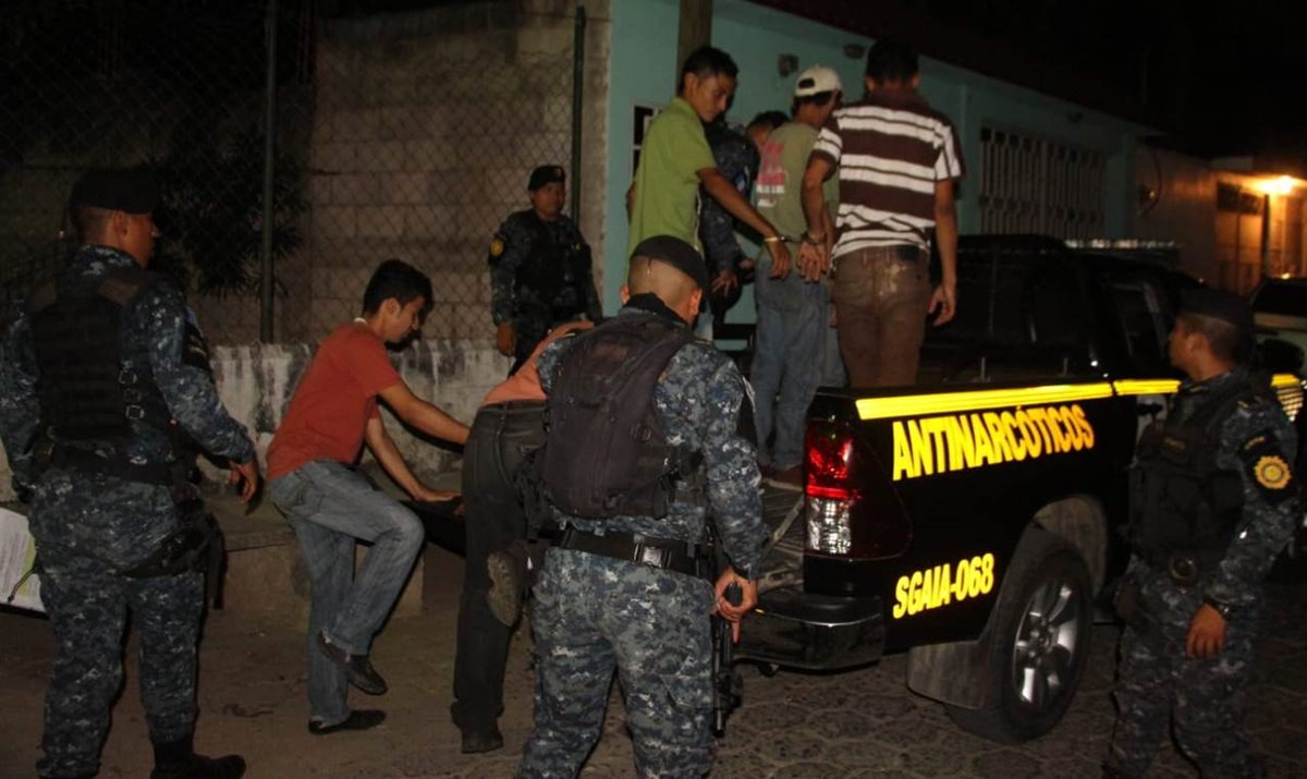 Varios capturados durante cateos antinarcóticos en la zona 3 de Zacapa. (Foto Prensa Libre: PNC)