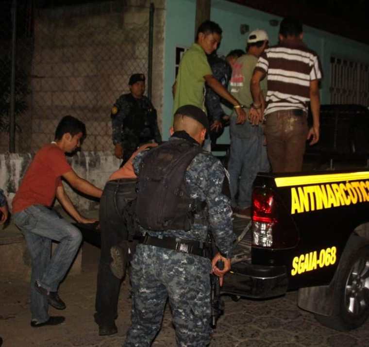 Varios capturados durante cateos antinarcóticos en la zona 3 de Zacapa. (Foto Prensa Libre: PNC)