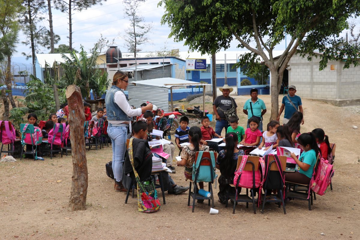 Maestra imparte clases a un grupo de niños en el patio de una casa, vecina a la escuela de Portezuelo, en Joyabaj, Quiché. (Foto Prensa Libre: Héctor Cordero)