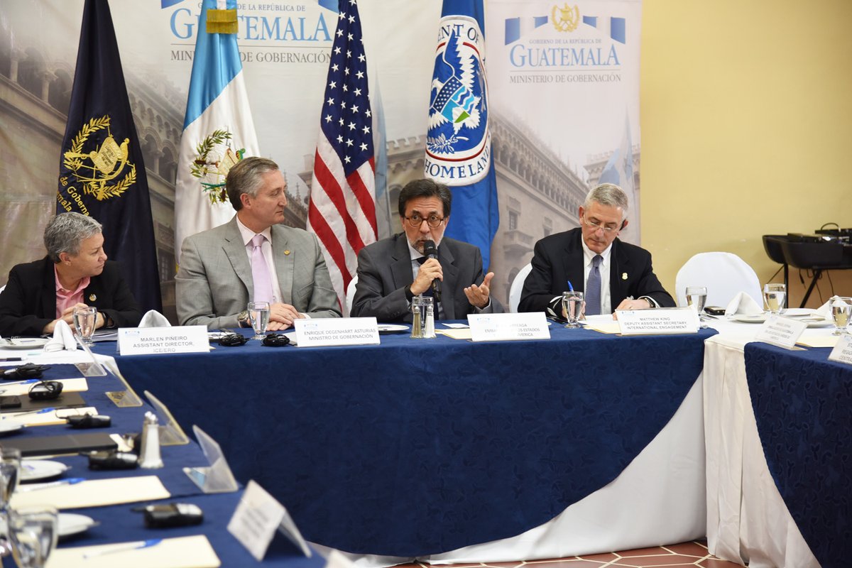 El ministro de Gobernación Enrique Degenhart se reunión con el subsecretario adjunto de Seguridad Nacional. (Foto Prensa Libre: Embajada EE. UU.)