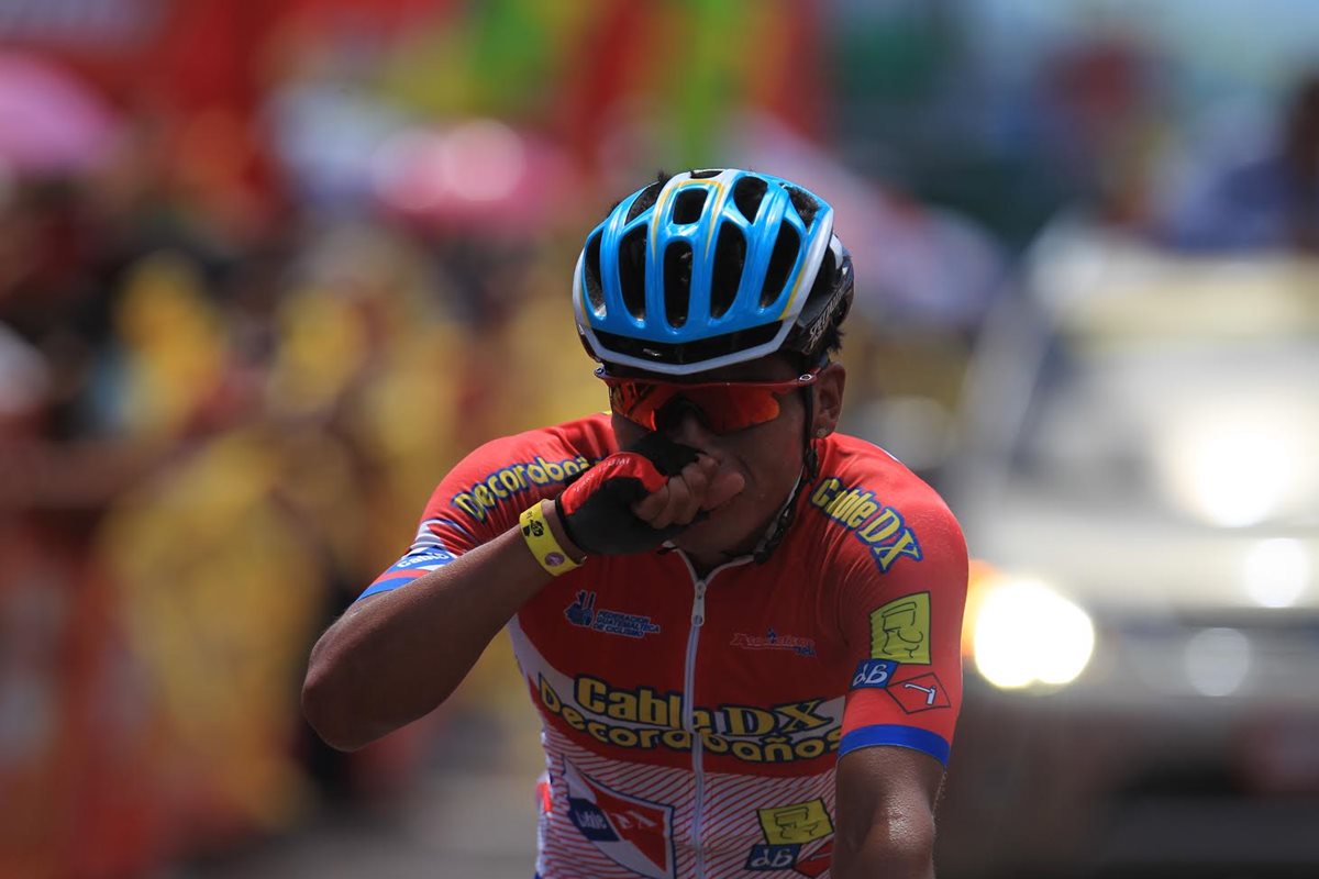 Ajpacajá ingresa a la meta muy emocionado. (Foto Prensa Libre: Carlos Vicente)