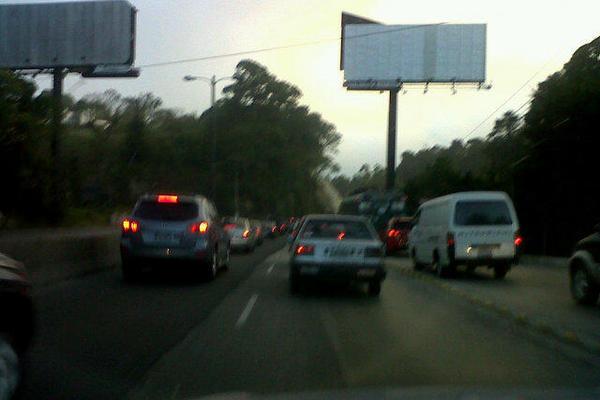Tránsito en carretera a El Salvador. (Foto cortesía de usuario de Twitter @Zamoragabo_)