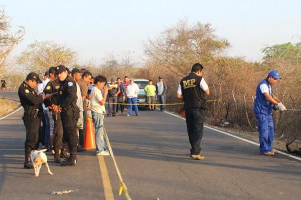 Curiosos observan el cadáver carbonizado encontrado en la cabecera de Jutiapa. (Foto Prensa Libre: Óscar González) <br _mce_bogus="1"/>