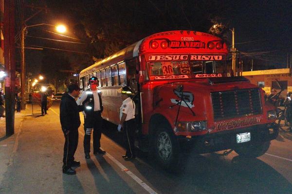 El piloto fue atacado en la colonia Castillo Lara, zona 7. (Foto Prensa Libre: Edwin Bercian)<br _mce_bogus="1"/>