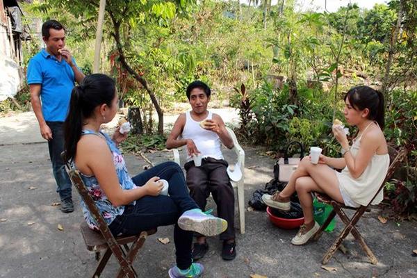 Iran Saquí comparte una refacción con la familia Noguera Contreras y amigos, durante entrega de su nuevo kit de peluquero. (Foto Prensa Libre: Rolando Miranda)