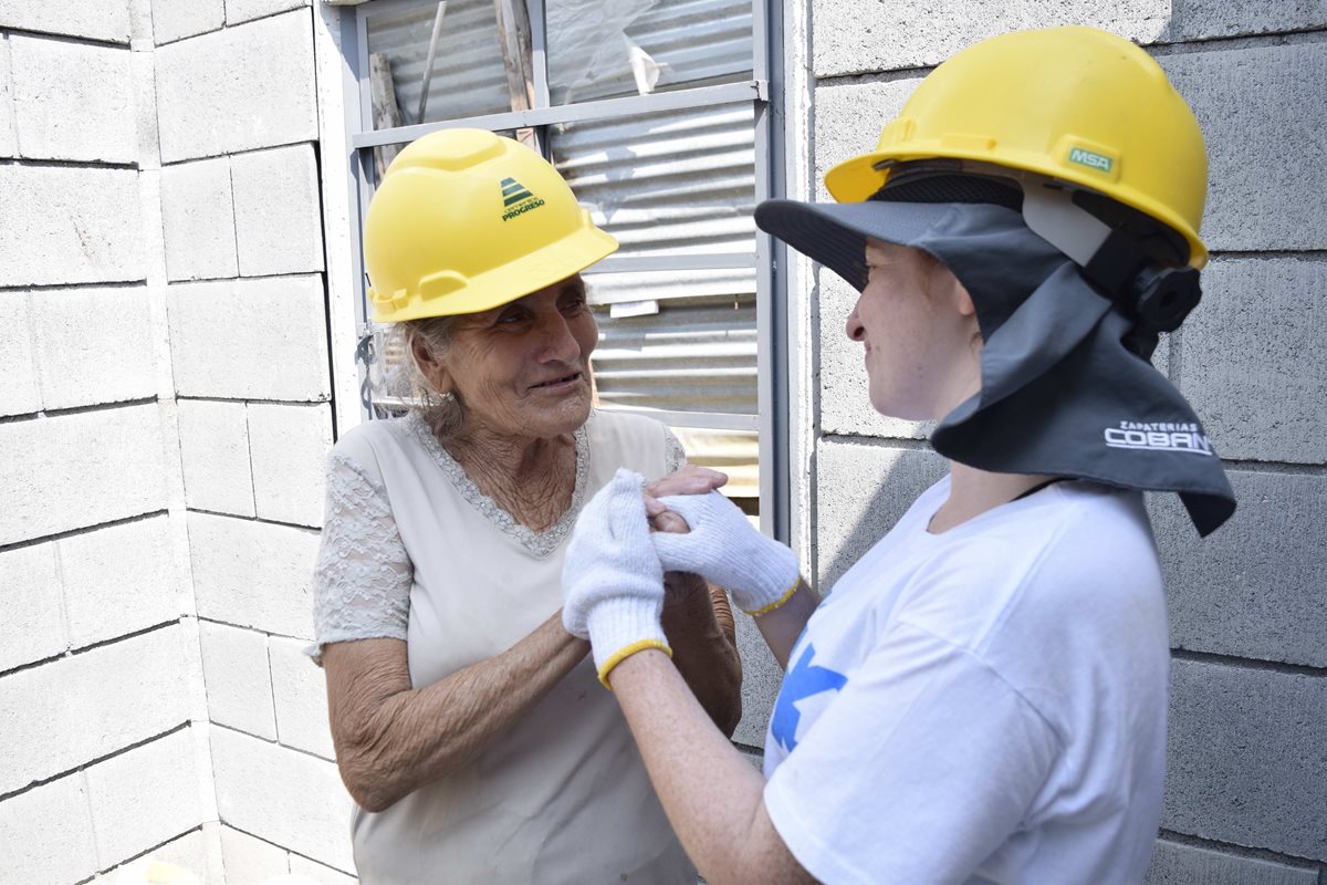 Florencia Ortega será beneficiada con la construcción de una vivienda formal, en la imagen se encuentra con una de las voluntarias de la Fundación Techo. (Foto Prensa Libre: Cortesía Techo)
