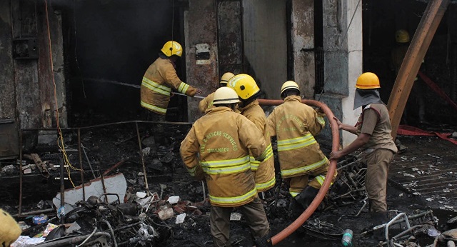 Incendio en fábrica de textiles deja trece muertos en Delhi. (Foto Prensa Libre: EFE)