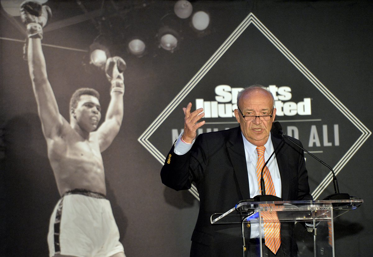 El tres veces campeón mundial fue homenajeado este jueves en Kentucky. (Foto Prensa Libre: AP).
