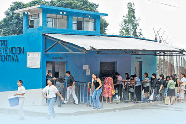 Empresas no cumplen con bloquear la señal de celulares  en prisiones.