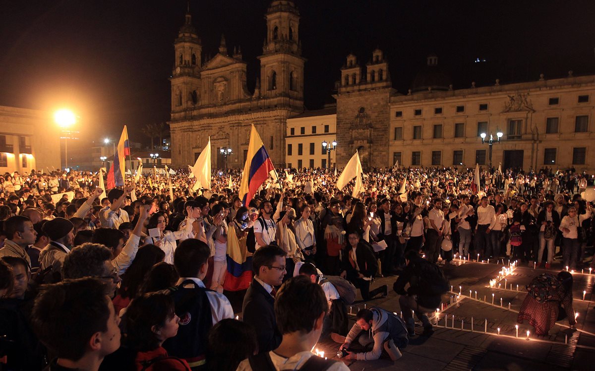 Miles de colombianas marchan por la paz. (Foto Prensa Libre: EFE)