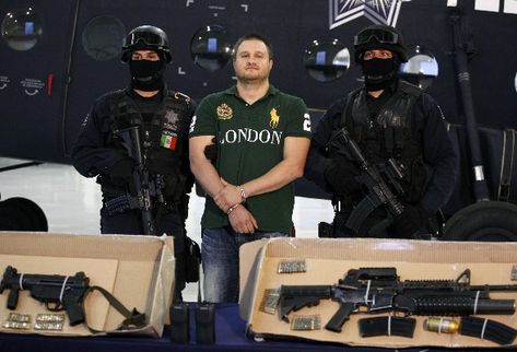 Policía presenta al capo Édgar Valdez Villarreal, alias la Barbie, capturado en Ciudad de México. (Foto AP)