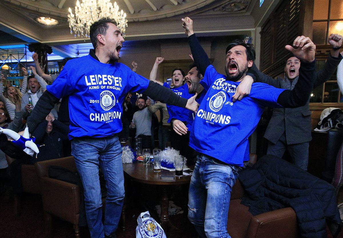 Los seguidores del Leicester podrán disfrutar de pizza y cerveza en el partido de su equipo el fin de semana. (Foto Prensa Libre: AP)