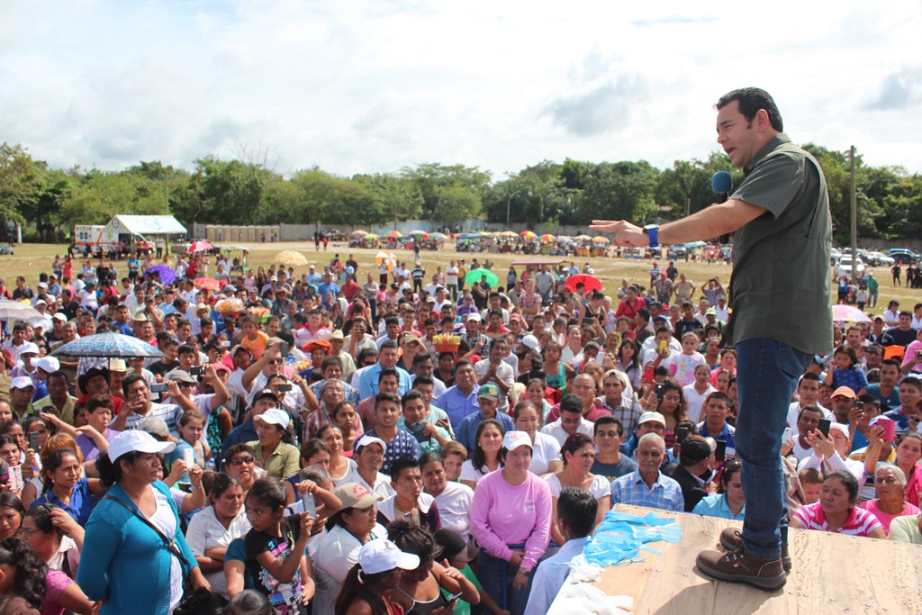 El presidente electo, Jimmy Morales, se dirige a pobladores del área central de Petén. (Foto Prensa Libre: Rigoberto Escobar)