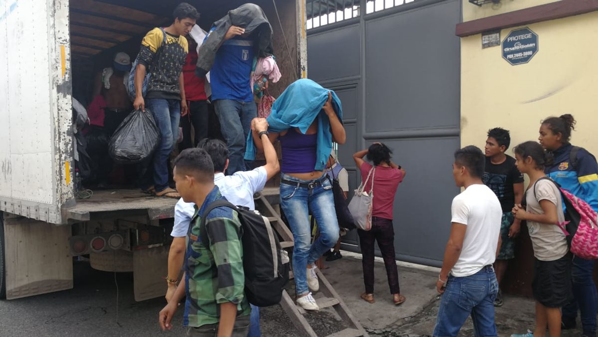 Migrantes hondureños llegan a la Casa del Migrante, en la zona 1 capitalina. (Foto Prensa Libre: Erick Ávila)