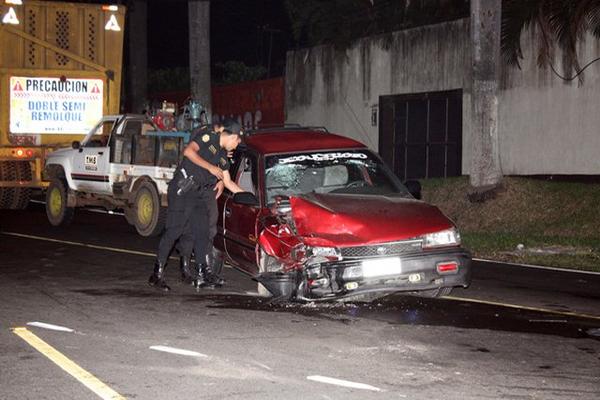Taxi que ocasionó el accidente en la entrada de Retalhuleu. (Foto Prensa Libre: Rolando Miranda)<br _mce_bogus="1"/>
