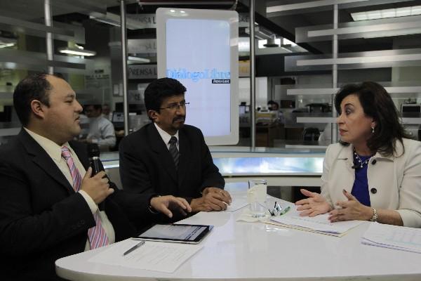 Los editores de la sección Política y Podres de Prensa Libre, Antonio Barrios y Edín Hernández, conversan con la precandidata presidencial de la UNE, Sandra Torres Casanova.