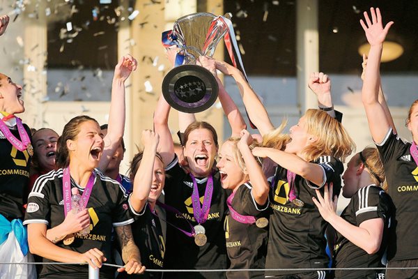 Las jugadoras del Fráncfort celebran con la Copa. (Foto Prensa Libre: EFE).